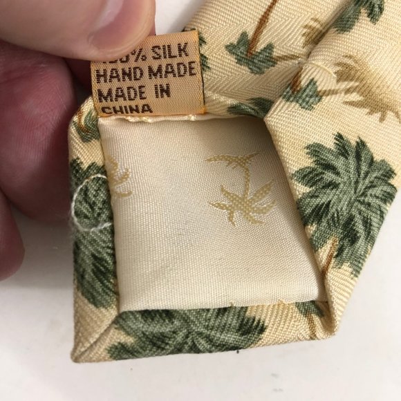 Tommy Bahama Mens Necktie 100% Silk Palm Trees Print Green Cream 4.25"x60" - Picture 7 of 7